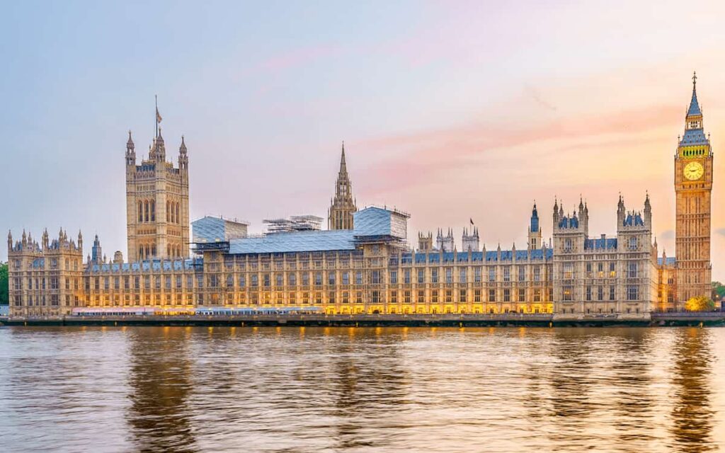 Audit of the best historic hotels in United Kingdom: Iconic view of the Palace of Westminster and Big Ben, representing the historic architectural legacy of the UK.