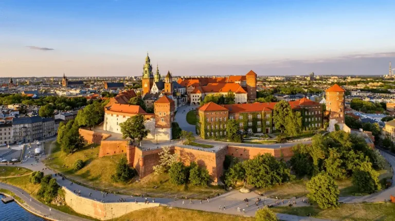 Best historic hotels in Poland: A landmark audit of Wawel Royal Castle in Kraków, showcasing the 16th-century Renaissance arcaded courtyard and Gothic towers that define the city's royal heritage.