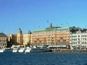The neoclassical facade of the Grand Hôtel Stockholm overlooking the harbor, representing the best hotels in Stockholm and their absolute historical assets.