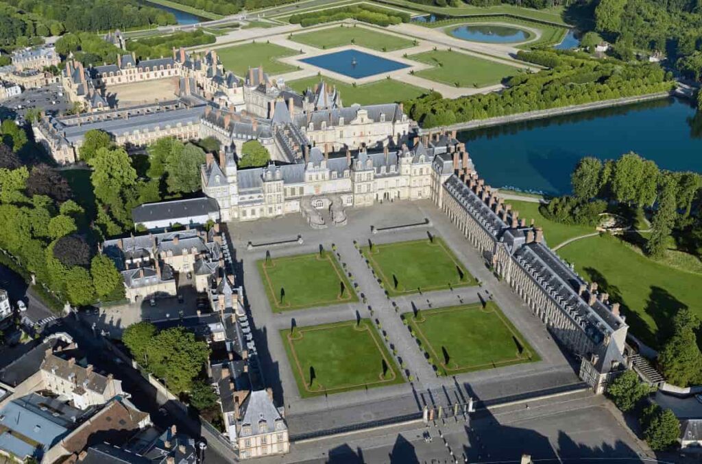 Best hotels in Versailles: The neoclassical 1907 facade of the Waldorf Astoria Versailles - Trianon Palace.